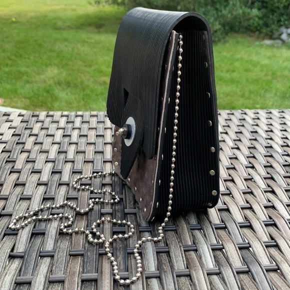 UPCYCLED Rubber Crossbody - Picture 6 of 11
